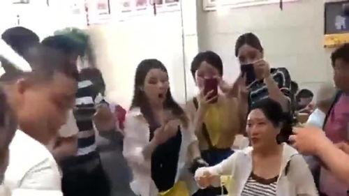 网红理发翻车现场直播,发型师与顾客的“美丽”对决