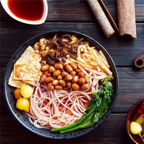 吃螺蛳粉胡小瓜,胡小瓜的螺蛳粉美食之旅