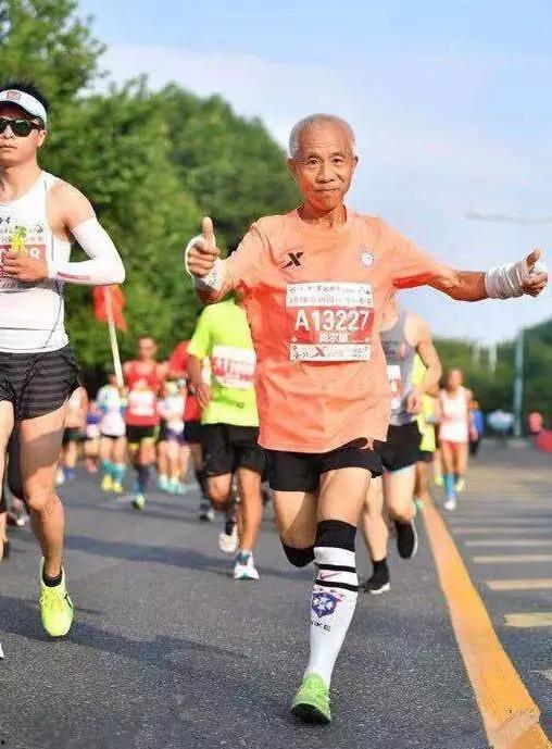 网红马拉松大爷图片,激情奔跑，诠释健康生活新风尚