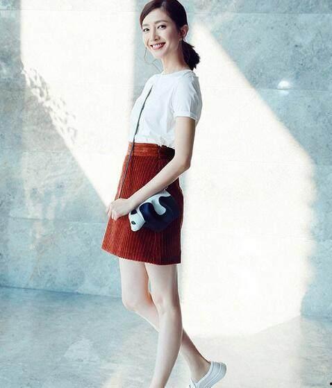 明星江疏影长,光影交织，演绎璀璨星途