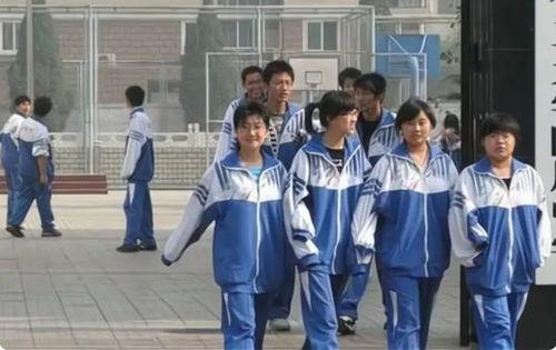 深圳学生校服吃瓜