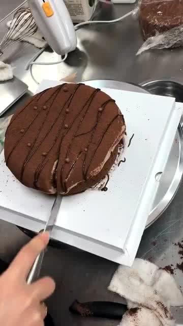 小伙吃网红巧克力蛋糕,小伙的味蕾冒险之旅