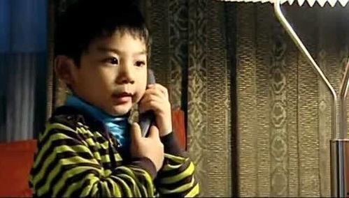 女孩在警局吃瓜,女孩意外成为吃瓜群众，见证正义瞬间