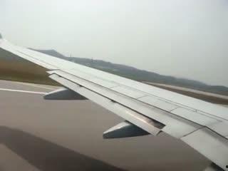 网友爆料飞机上抽烟视频,网友曝光违规行为瞬间